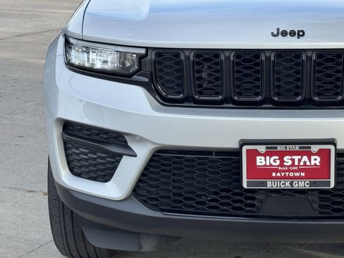 Used 2025 Jeep Grand Cherokee Altitude image 6