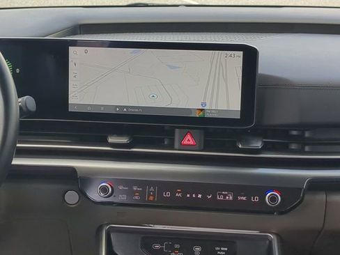 Used 2025 Kia Carnival FWD image 18