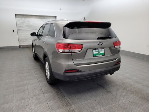 Used 2017 Kia Sorento LX w/ LX Convenience Package image 6