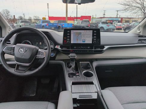 Used 2024 Toyota Sienna Limited image 12
