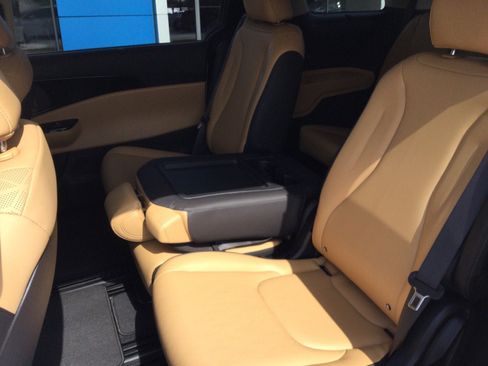Used 2024 Kia Carnival EX FWD image 11