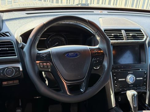 Used 2017 Ford Explorer Limited w/ Equipment Group 301A FWD image 17