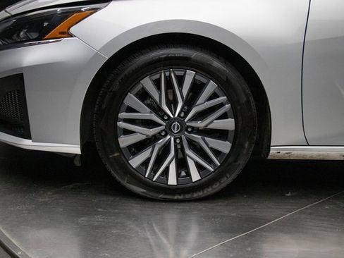 Used 2024 Nissan Altima 2.5 SV image 8