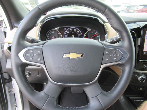 Used 2023 Chevrolet Traverse Premier FWD image 21