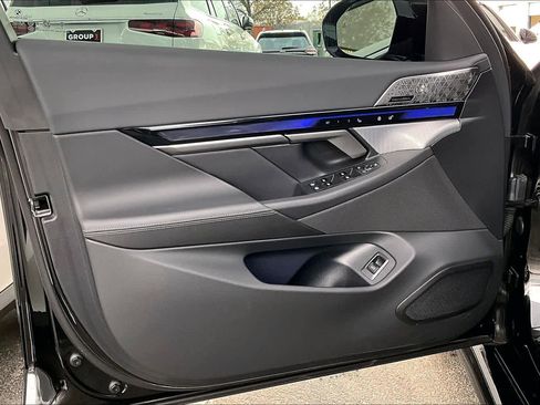 Used 2025 BMW M5 w/ Executive Package image 21