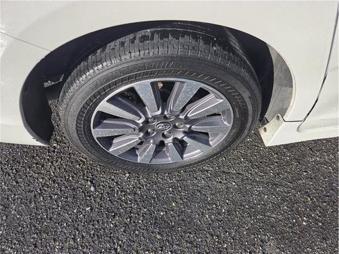 Used 2020 Toyota Sienna Limited Premium w/ Carpet Mat Package image 11