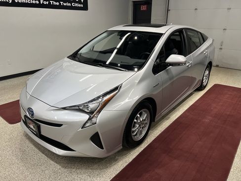 Used 2017 Toyota Prius Four image 3