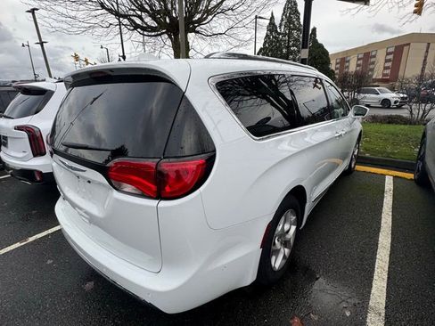Used 2020 Chrysler Pacifica Touring-L image 5
