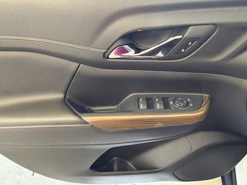 Used 2022 GMC Acadia SLE FWD image 18
