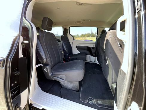 Used 2023 Chrysler Voyager LX FWD image 18