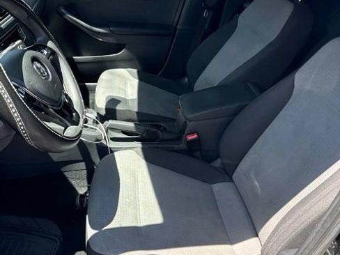 Used 2017 Volkswagen Jetta S FWD image 2