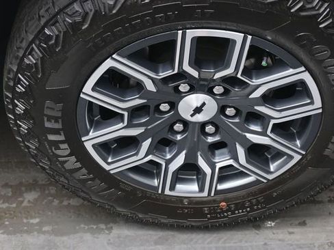 Used 2025 Chevrolet Colorado Z71 w/ Technology Package AWD/4WD image 29