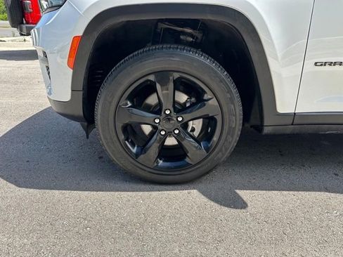 Used 2023 Jeep Grand Cherokee Altitude AWD/4WD image 19