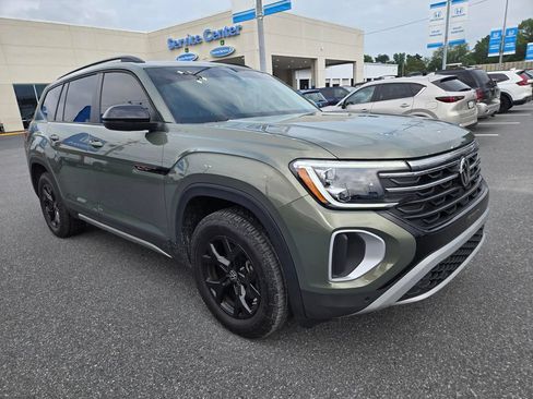 Used 2025 Volkswagen Atlas Peak Edition SE AWD/4WD image 3