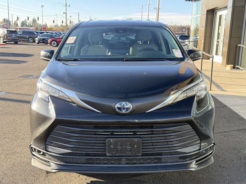 Used 2021 Toyota Sienna LE image 3