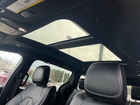 Used 2025 Chrysler Pacifica Limited image 10