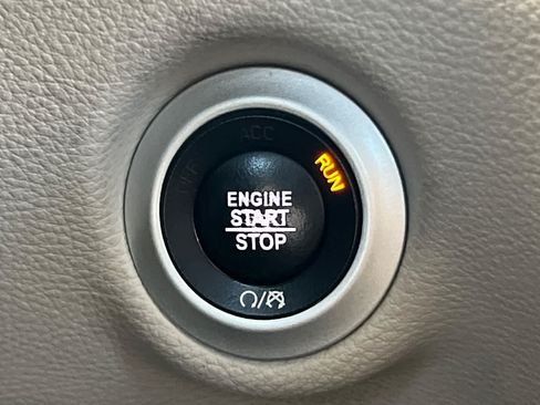 Used 2021 Chrysler Pacifica Touring w/ Uconnect Theater Family Group FWD image 26
