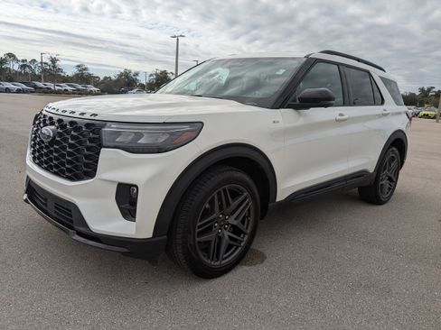 Used 2025 Ford Explorer ST-Line w/ ST-Line Street Pack image 9