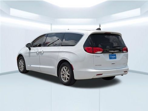 Used 2023 Chrysler Voyager LX FWD image 4