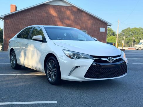Used 2017 Toyota Camry SE w/ Moonroof Package FWD image 8