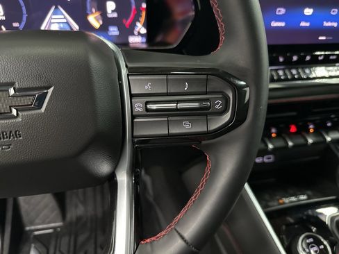 Used 2025 Chevrolet Colorado Z71 w/ Midnight Edition image 17