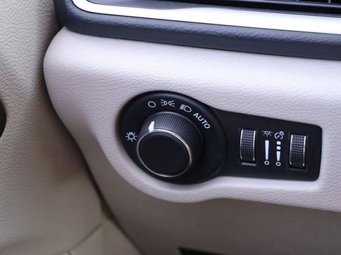 Used 2023 Chrysler Voyager LX image 20