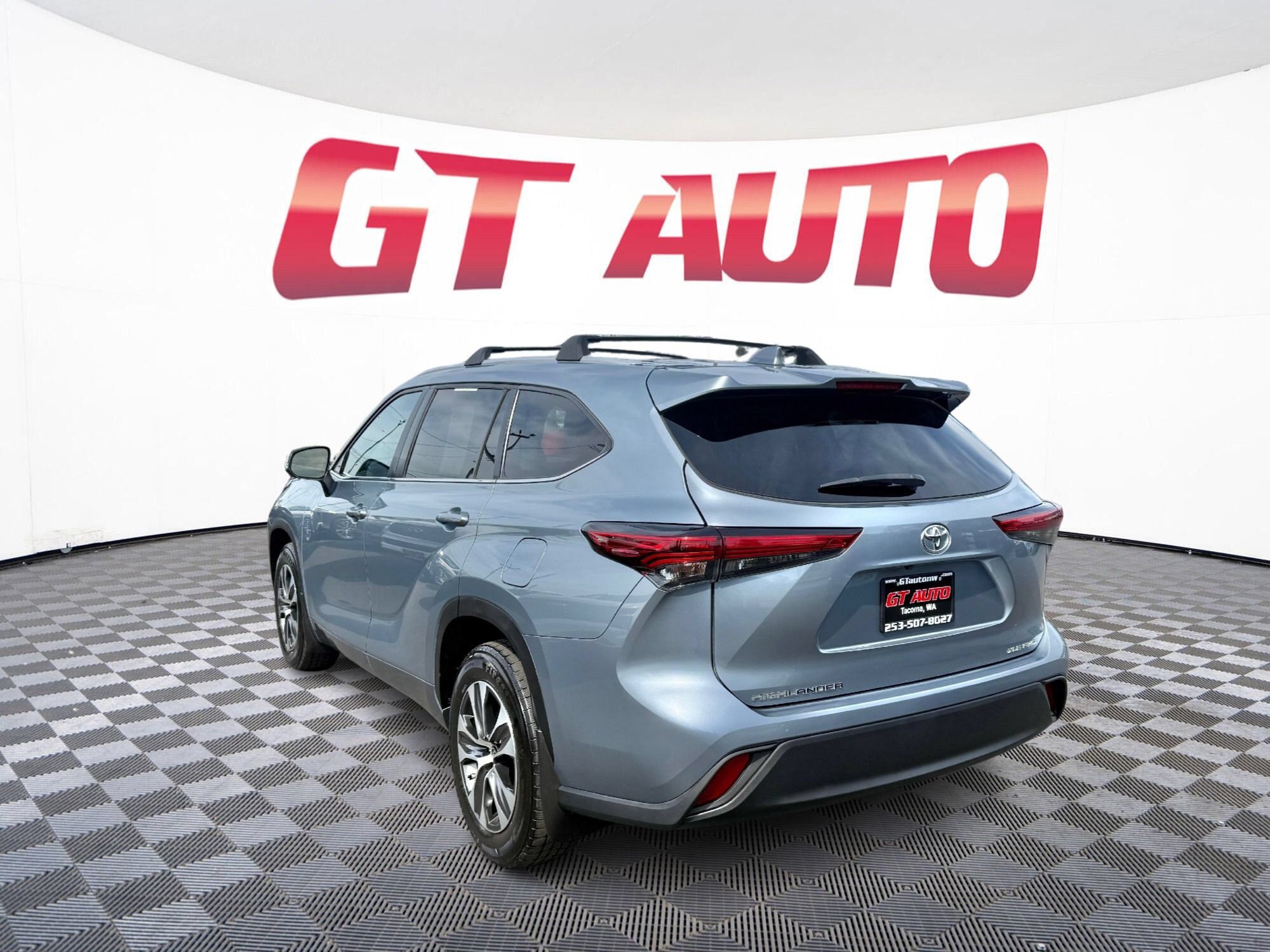 Used 2023 Toyota Highlander XLE AWD/4WD image 3