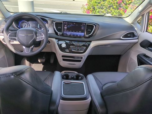 Used 2024 Chrysler Pacifica Touring-L image 19