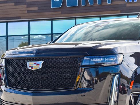 Used 2023 Cadillac Escalade ESV Sport image 2