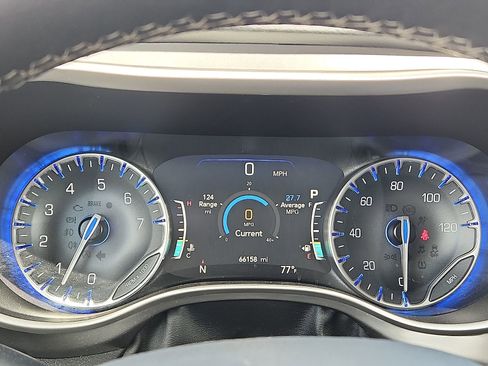 Used 2023 Chrysler Pacifica Touring-L image 18