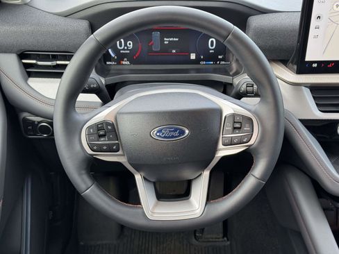 Used 2025 Ford Explorer Active image 12