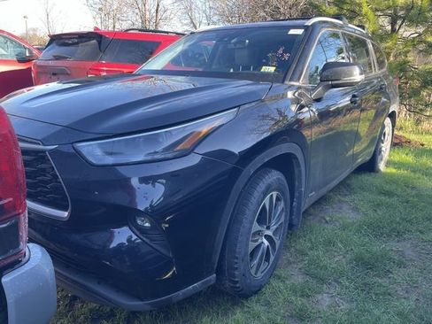 Used 2022 Toyota Highlander XLE AWD/4WD image 2