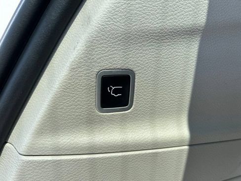 Used 2024 Chrysler Pacifica Touring-L FWD image 46
