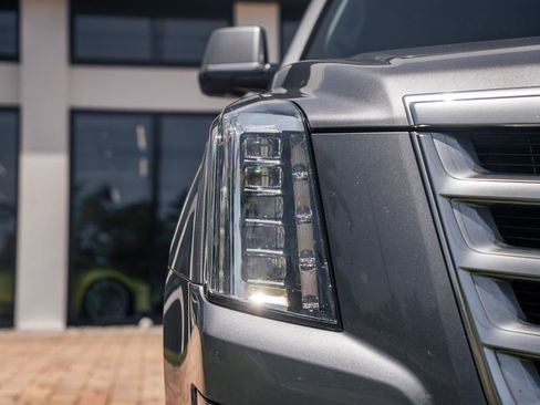 Used 2018 Cadillac Escalade Luxury AWD/4WD image 9