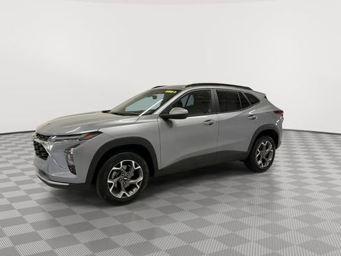 Certified 2025 Chevrolet Trax LT w/ LT Convenience Package FWD image 5