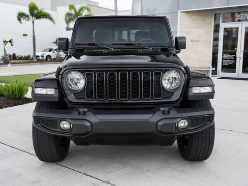 Used 2024 Jeep Gladiator Sport AWD/4WD image 4