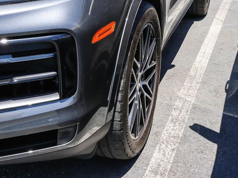 Used 2024 Porsche Cayenne AWD/4WD image 4