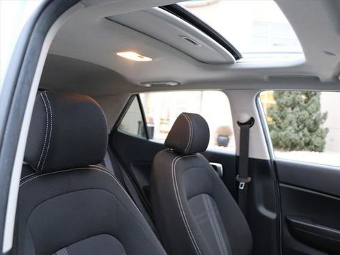 Used 2022 Hyundai Venue SEL w/ Cargo Package image 8