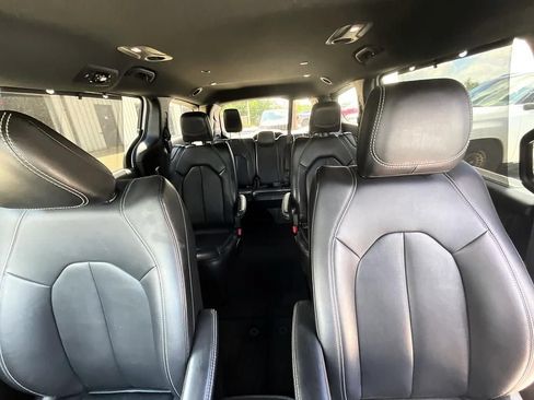 Used 2025 Chrysler Pacifica Select FWD image 37