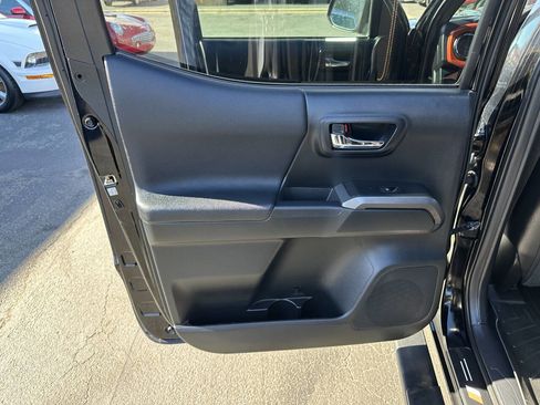 Used 2016 Toyota Tacoma TRD Sport image 12