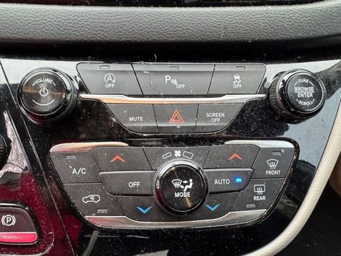 Used 2019 Chrysler Pacifica Touring-L image 21