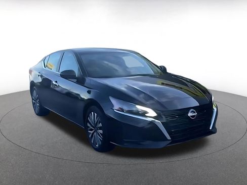Used 2025 Nissan Altima 2.5 SV image 3