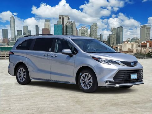 Used 2023 Toyota Sienna XLE w/ XLE Plus Package FWD image 3