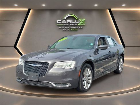 Used 2018 Chrysler 300 Touring L AWD/4WD image 3