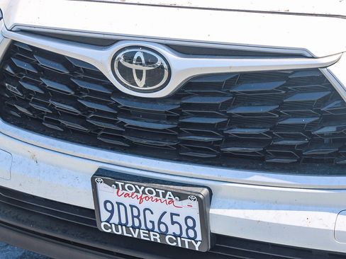 Used 2022 Toyota Highlander XLE FWD image 7
