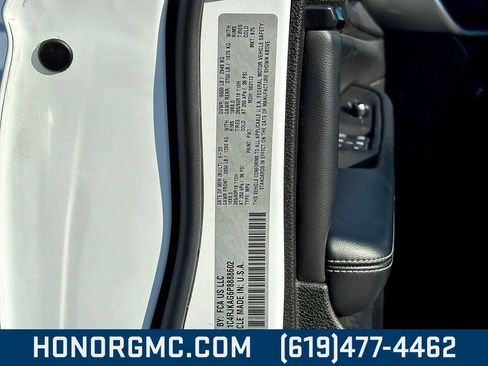 Used 2023 Jeep Grand Cherokee L Laredo image 33