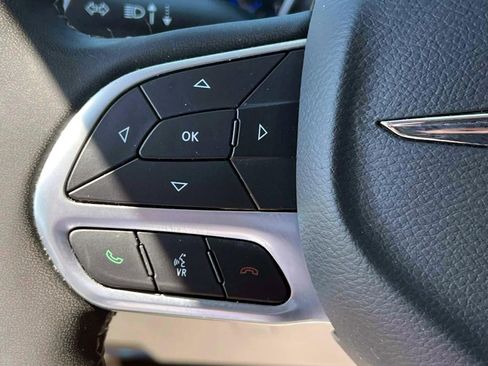 Certified 2023 Chrysler Pacifica Touring-L FWD image 23