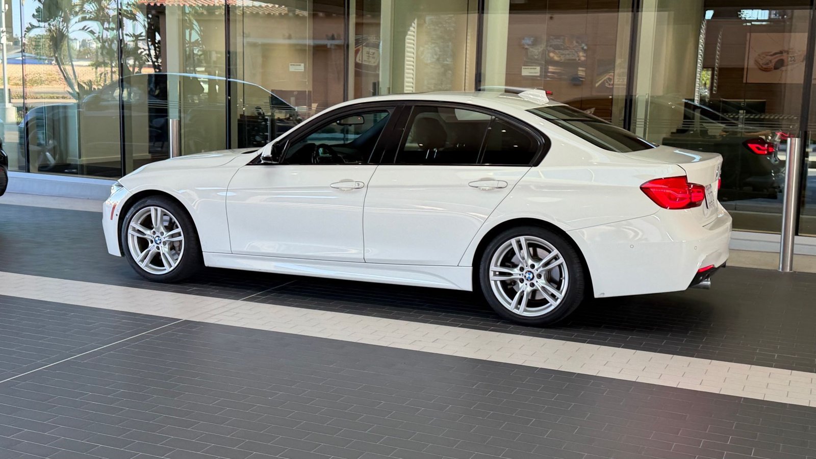 Used 2018 BMW 340i Sedan w/ Executive Package RWD image 3