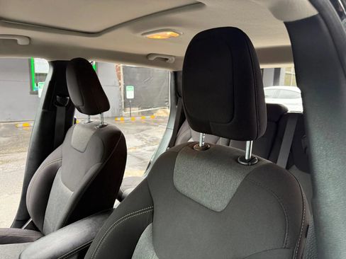 Used 2016 Jeep Cherokee Sport FWD image 9