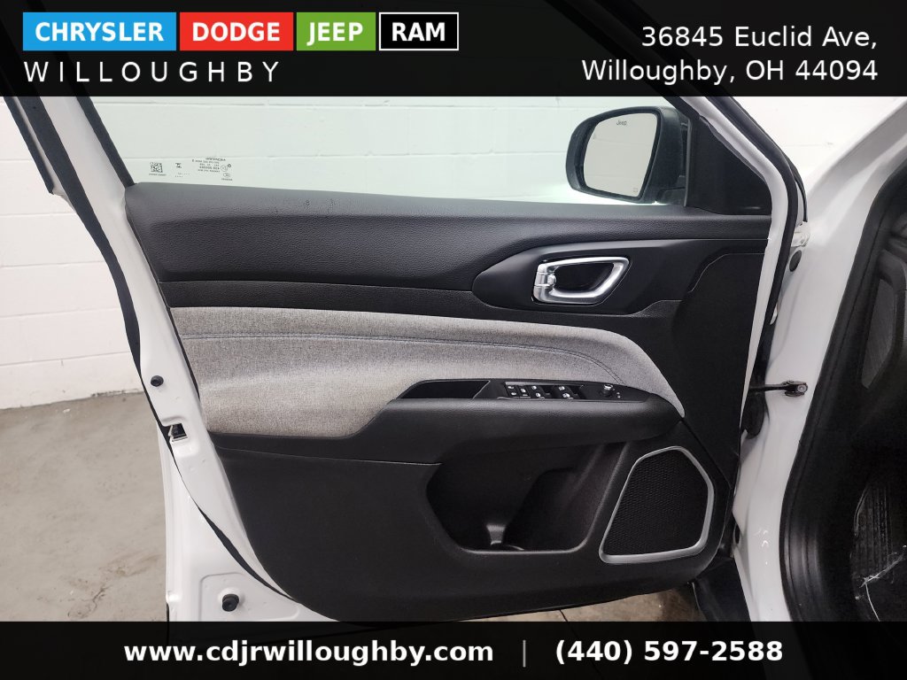 Used 2024 Jeep Compass Latitude AWD/4WD image 11